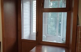 Балконный выход деревянные евроокна (окно/дверь) с деревянными откосами и наличниками. Цвет ТИК. tab