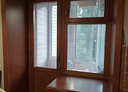 Балконный выход деревянные евроокна (окно/дверь) с деревянными откосами и наличниками. Цвет ТИК.