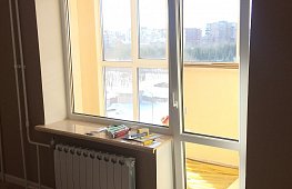 Остекление квартиры окнами KBE 70mm и балкона KBE 58mm c акриловыми глянцевыми подоконниками DANKE Creme de Turquie tab